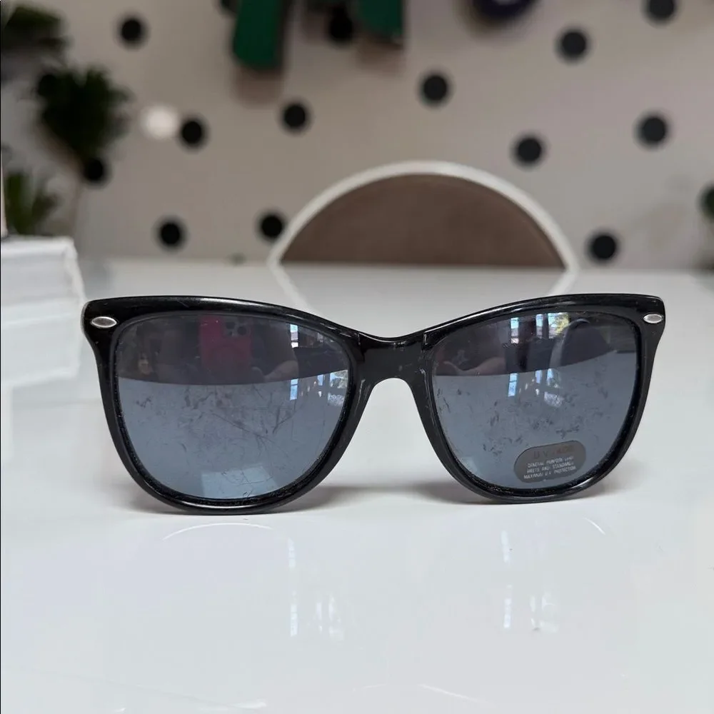 Vintage 1970s Deadstock Tortoise Shell Arm Black Wayfarer Sunglasses